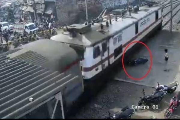 Man avoids getting hit by a train that crushed his bike