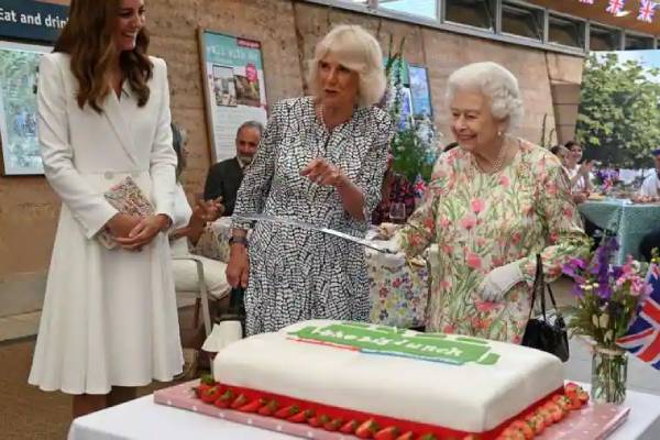 The Queen insisted on cutting the cake with a sword at the G-7 event