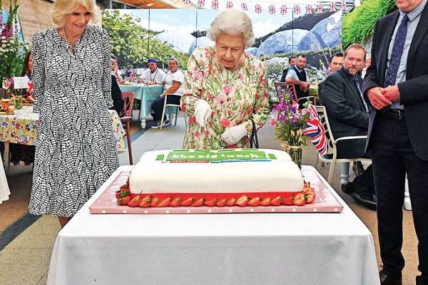 The Queen insisted on cutting the cake with a sword at the G-7 event