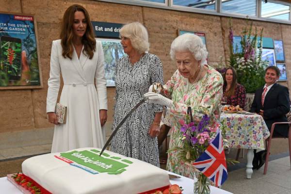 The Queen insisted on cutting the cake with a sword at the G-7 event